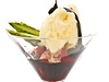 Chestová zmrzlina s marinovanými jahodami a letitým balsamikem.