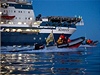 estice aktivist z ekologické organizace Greenpeace vnikla ráno u védských beh na palubu ledoborce provozovaného spoleností Shell
