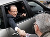François Hollande odjídí od volební místnosti.