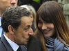 Nicolas Sarkozy líbá na rameno manelku Carlu Bruniovou.