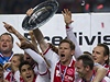 Fotbalisté Ajaxu Amsterodam slaví titul v nizozemské lize - trofej drí kapitán Jan Vertonghen 