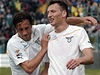 eský útoník Libor Kozák a Stefano Mauri se radují z gólu za Lazio