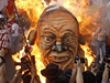 Filipínci v Manile pálili masku prezidenta, protoe chtjí vtí práva a lepí platy pro zamstnance.