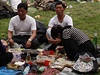 Severokorejci si na 1. máje udlali hromadný piknik.