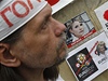 Píznivec Julije Tymoenkové, který podporuje bojkot EURA 2012
