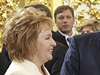 Ljudmila Putinová se zdraví s nmeckým exkancléem Gerhardem Schröderem