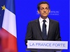 Bývalý prezident Sarkozy se zhrzeným výrazem poblahopál vítzi.