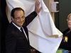 Hollande ve volební místnosti.