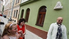 Michal Bla�ek p�ed bustou na dom�, kde bývala Magorova oblíbená hospoda. 