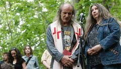 Dá�a Vokatá a dal�í p�átelé z undergroundu odhalili pam�tní bustu básníku Ivanu Martinovi Jirousovi zvanému "Magor". 