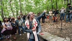 V�ichni se se�li u studánky a p�ejmenovali ji na Magorovu studánku. 