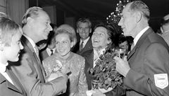 Zatím vele. Vra áslavská s Alexandrem Dubekem (druzí zleva) po návratu z olympijských her v Mexiku v roce 1968 