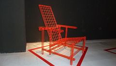 Plechá�ova variace na ikonickou �idli Gerritta Rietvelda.