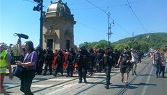 Nkde za hradbou zakuklených policejních tkoodnc se skrývá prvod anarchist pochodujících pes most Legií.