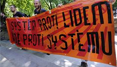 Tento transparent nesli anarchisté celou dobu v ele prvodu, ale pes hradbu tkoodnc jej nebylo vidt.