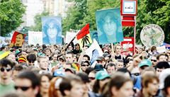 Vid�t byly i transparenty s portréty Jacka Nicolsona a Johna Lennona.