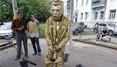 Skupina umlc vystavila ve Lvov sochu moícího Stalina