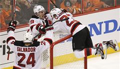 Radost hokejist New Jersey Devils Davida Clarksona (23), Zacha Parise (9) a Bryce Salvadora