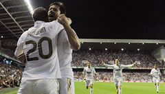 Fotbalisté Realu Madrid Gonzalo Higuaín a Xabi Alonso slaví