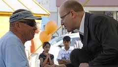 Pedseda sociální demokracie Bohuslav Sobotka (vpravo) hovoí s úastníkem prvomájových oslav SSD, které se konaly ve Vykov
