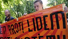 Asi stovka anarchist se sela 1. kvtna na demonstraci v Praze. Na Steleckém ostrov, kde se v roce 1890 konaly první oslavy Svátku práce v eských zemích, si nejprve pipomnli zrod svátku a poté vyrazili na pochod k námstí Republiky.