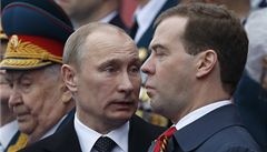 Co si asi říkají? Vladimir Putin a Dmitrij Medveděv na přehlídce | na serveru Lidovky.cz | aktuální zprávy