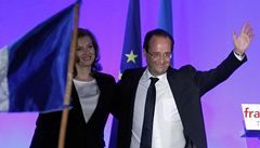 Vítzný Hollande se svou partnerkou Valérií Trierweilerovou. 