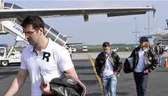 �e�tí hokejoví reprezentanti odlet�li 3. kv�tna z Prahy na hokejové mistrovství sv�ta do Stockholmu. Zleva obránce Petr �áslava (CSKA Moskva/KHL), Jakub Petru�álek (Chabarovsk/KHL) a Luká� Ka�par (Astana/KHL) jdou k letadlu. 