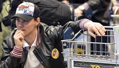 Ond�ej N�mec �eká na zavazadla na leti�ti ve Stockholmu.