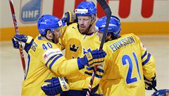 Hokejisté Švédska oslavují branku