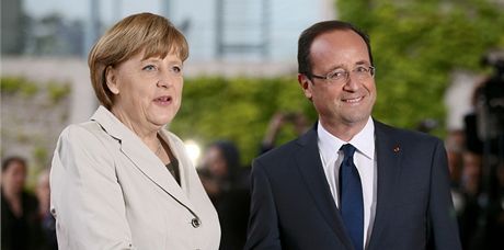 Merkelová a Hollande pi prvním setkání