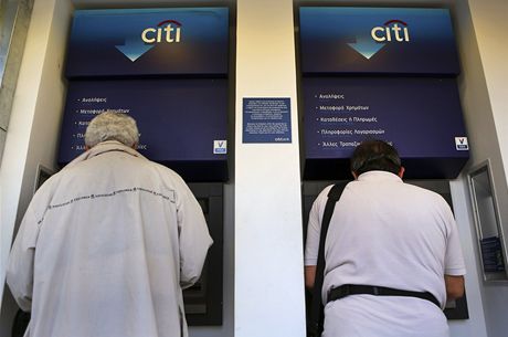 ekové vybírají peníze z bankomatu v Aténách. ecký prezident hovoil o moném vzniku paniky