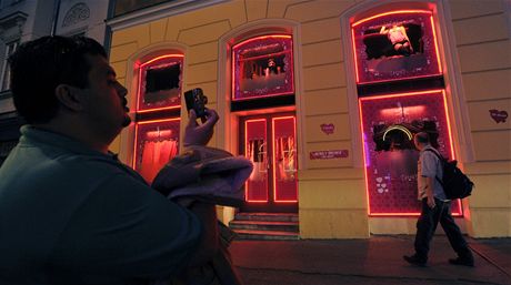 Nevstinec v ulici Ve Smekách, kde se prostitutky nabízejí pímo ve výlohách