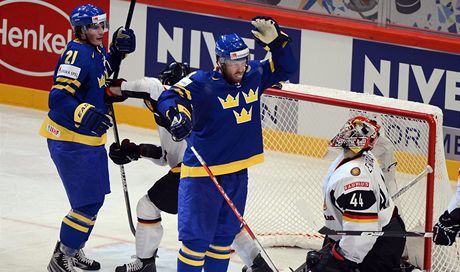 Radost hokejist védska Johan Franzen (uprosted) a Louiho Erikssona z branky do sít nmeckého gólmana Dennise Endrase