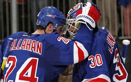 Radost hokejist New Yorku Rangers Ryana Callahan a brankáe Henrika Lundqvista 