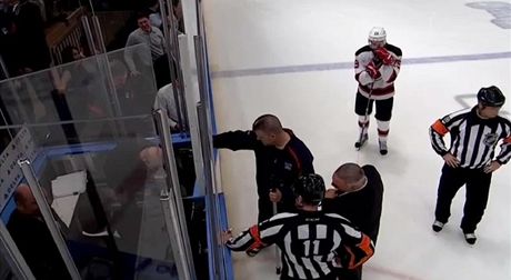 Hokejista New Jersey Devils Trevor Zajac (uprosted) eká, a povolí dvee od trestné lavice