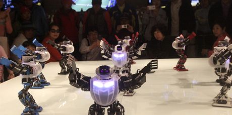 Návtvníci Expa v jihokorejském Josu sledují roboty.