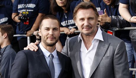 Herci Taylor Kitsch (vlevo) a Liam Neeson, který se proslavil pedevím ztvárnní titulní role ve filmu Schindlerv seznam.