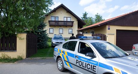 Policist najeli vozy a k domu Pancov, aby osoba, kterou zatkali, unikla objektivm ptomnch novin. 