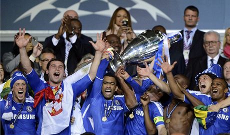 Fotbalisté Chelsea oslavují triumf v Lize mistr