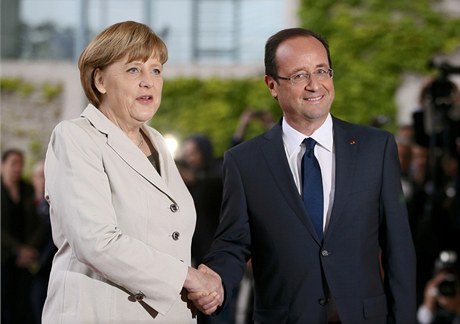 Merkelová a Hollande pi prvním setkání