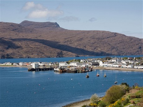 Cromarty je skrytá perla na samém cípu poloostrova Black Isle. Jako by se tu as zastavil v minulém století. V ulikách lemovaných bílo-modrými domky skoro nikoho nepotkáte. Jen pár otevených krámk prozrazuje, e tu ijí lidé.