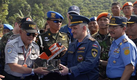 Záchranái v Indonésii nali ernou skíku z ruského letounu Suchoj Superjet 100.