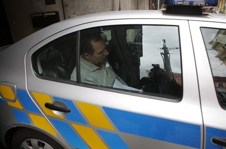 Policie odvezla z Dládné ulice i exposlance Petra Kotta.