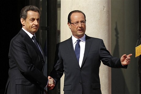 Nicolas Sarkozy a Francois Holland ped Elysejským palácem. 