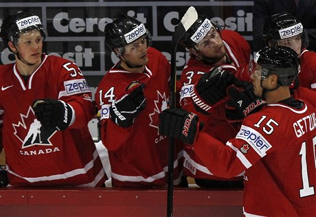 Kanadský hokejista Ryan Getzlaf pijímá gratulace od spoluhrá na stídace