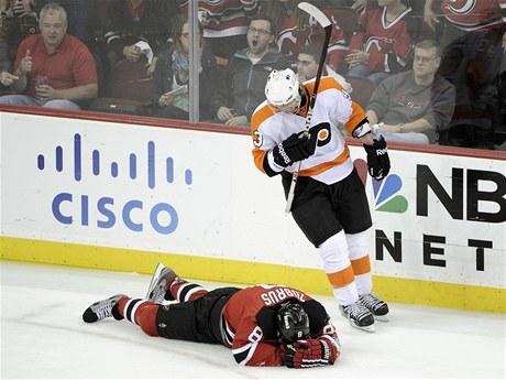 eský hokejista Philadelphie Flyers Jakub Voráek bruslí kolem Dainiuse Zubruse New Jersey  