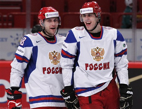 Rutí hokejisté Jevgenij Birjukov (vlevo) a Jevgenij Malkin