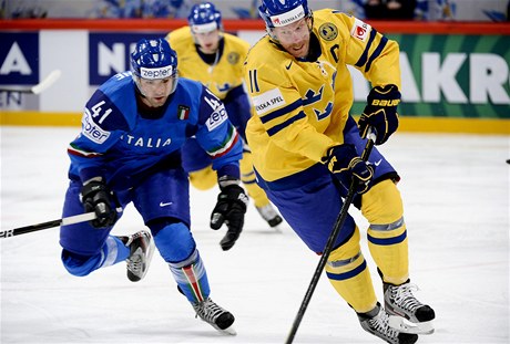 védtí hokejisté mají v týmu mnoho hvzd, veterán Daniel Alfredsson (vpravo) je jednou z nich