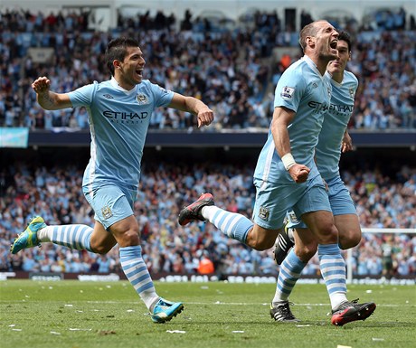 Pablo Zabaleta (uprosted) slaví gól, jeho Manchester City titul. 